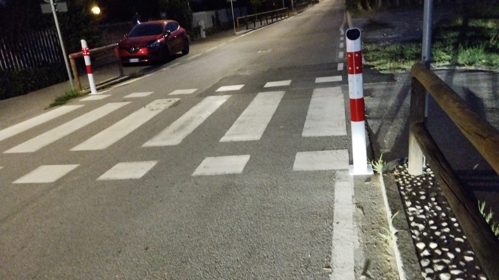 PALO SOLARE A LED LAMPEGGIANTE PER ATTRAVERSAMENTI PEDONALI ISOLE SPARTITRAFFICO - Marker solari stradali        